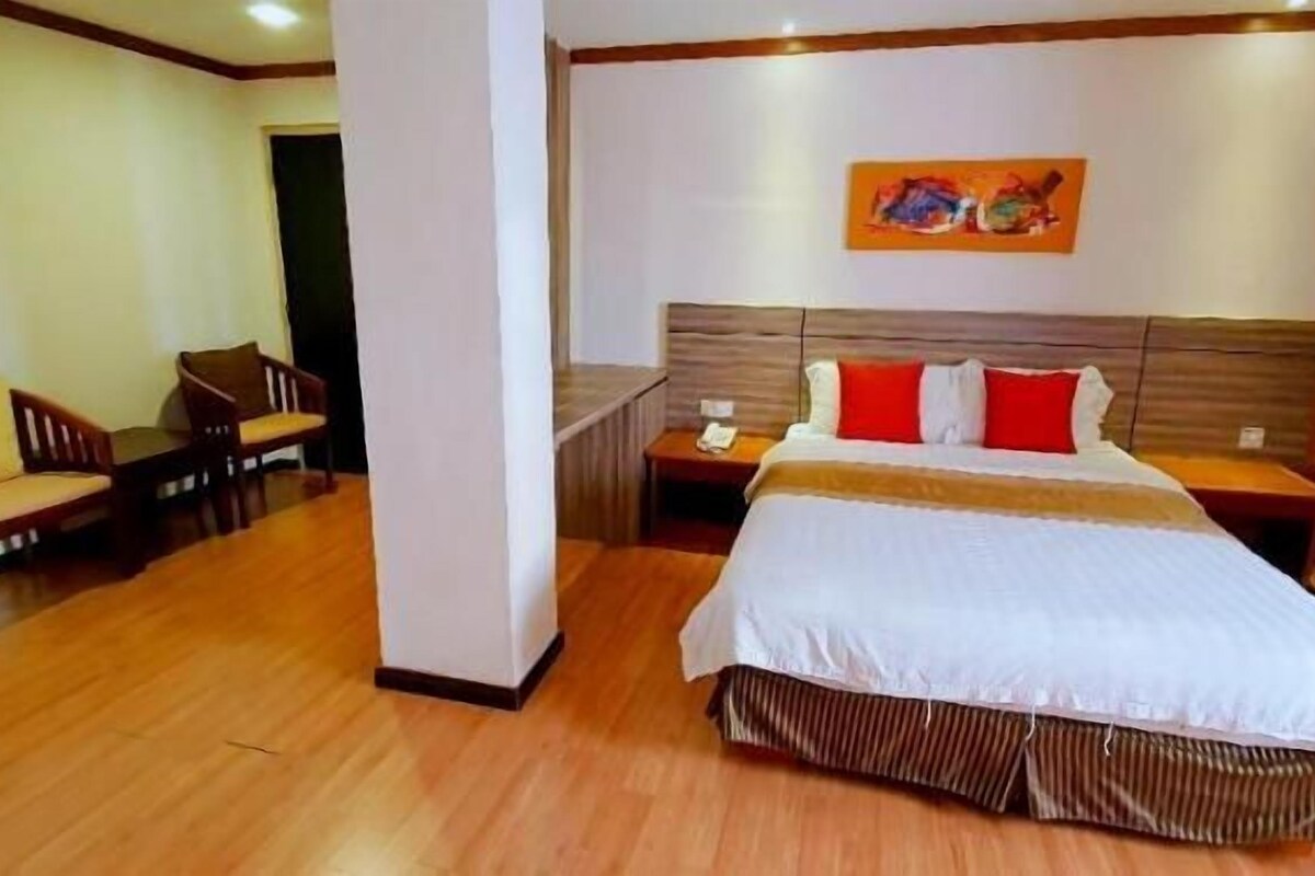 Bar mini, peti besi dalam bilik, meja, seterika/papan seterika 