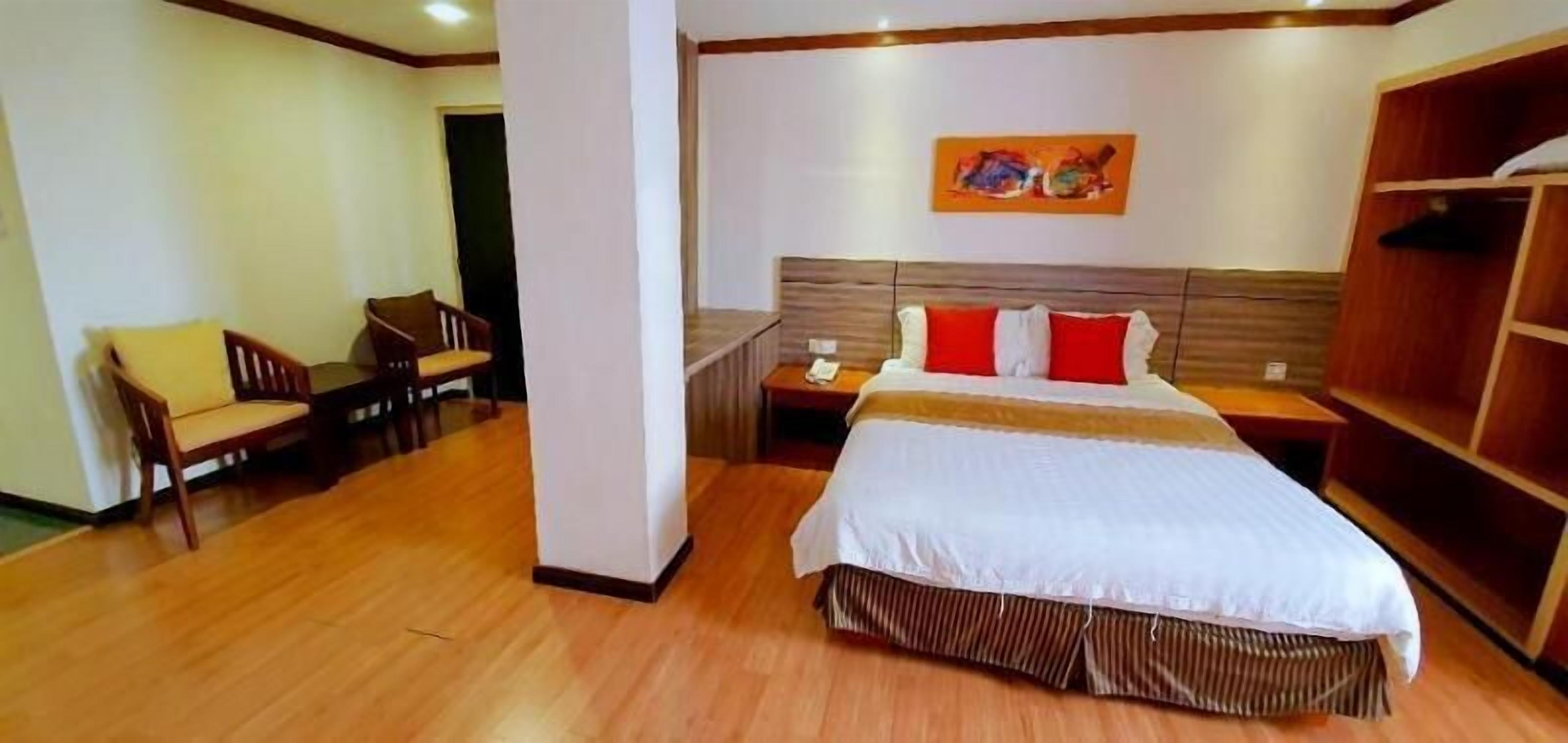 Minibaari, tallelokero huoneessa, työpöytä, silitysrauta/-lauta