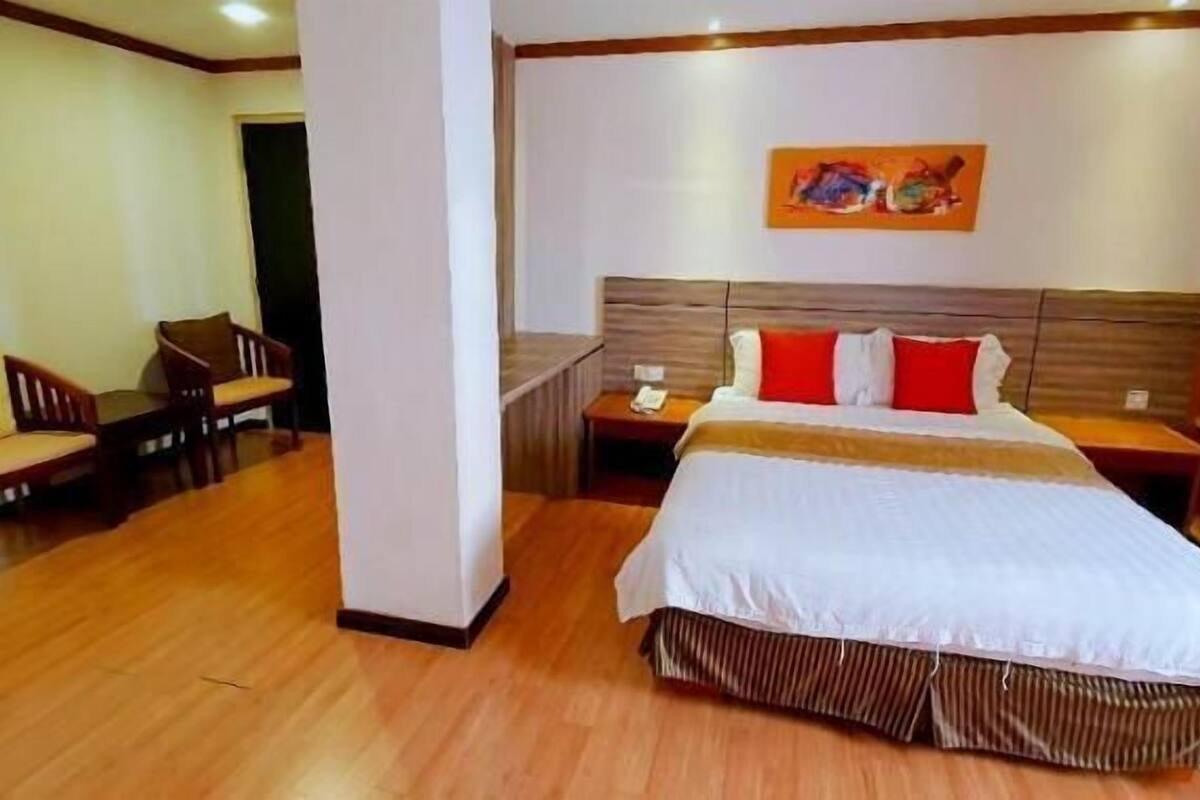 Minibaari, tallelokero huoneessa, työpöytä, silitysrauta/-lauta