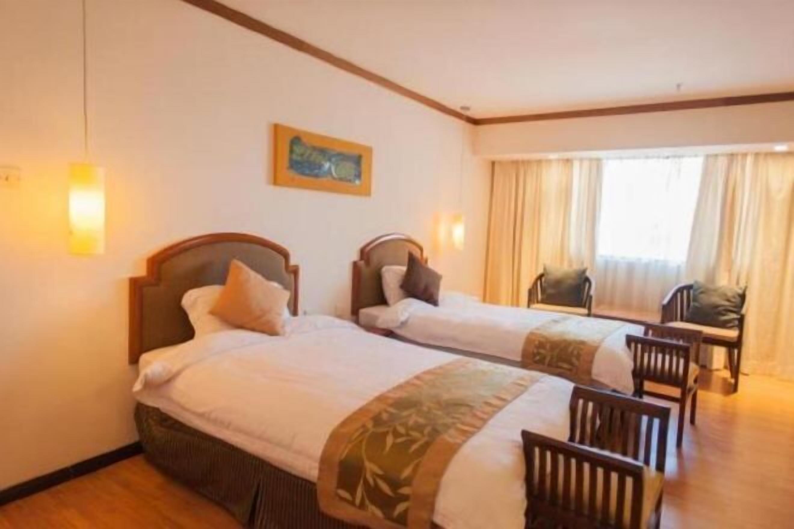 Minibar, coffres-forts dans les chambres, bureau