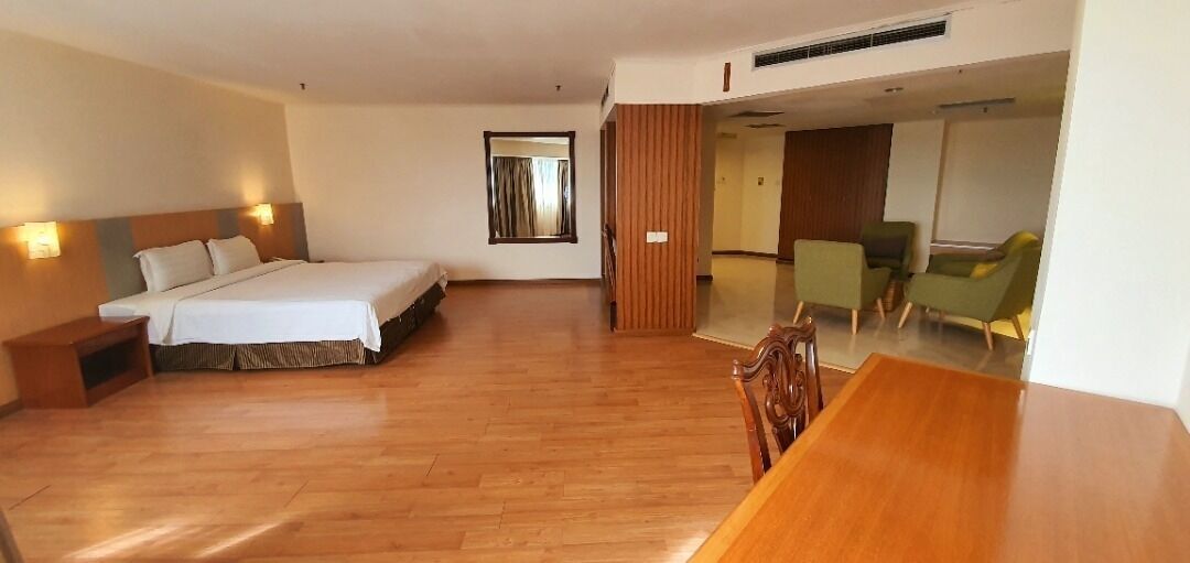 Minibaari, tallelokero huoneessa, työpöytä, silitysrauta/-lauta