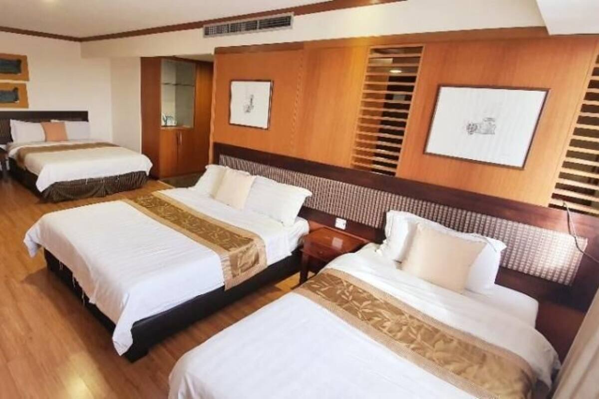 Minibaari, tallelokero huoneessa, työpöytä, silitysrauta/-lauta