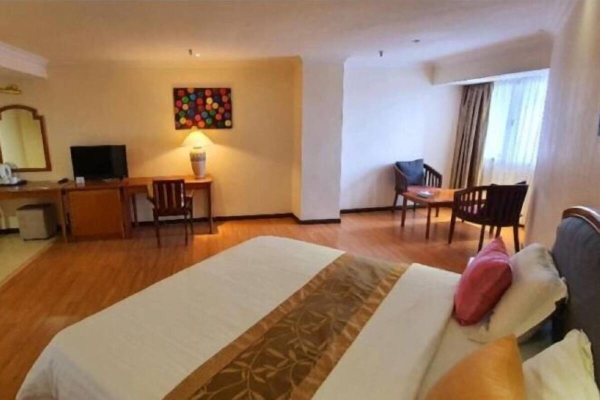 Een minibar, een kluis op de kamer, een bureau