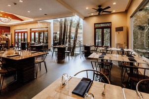 Serviço de café da manhã, culinária filipina, vistas para a piscina 