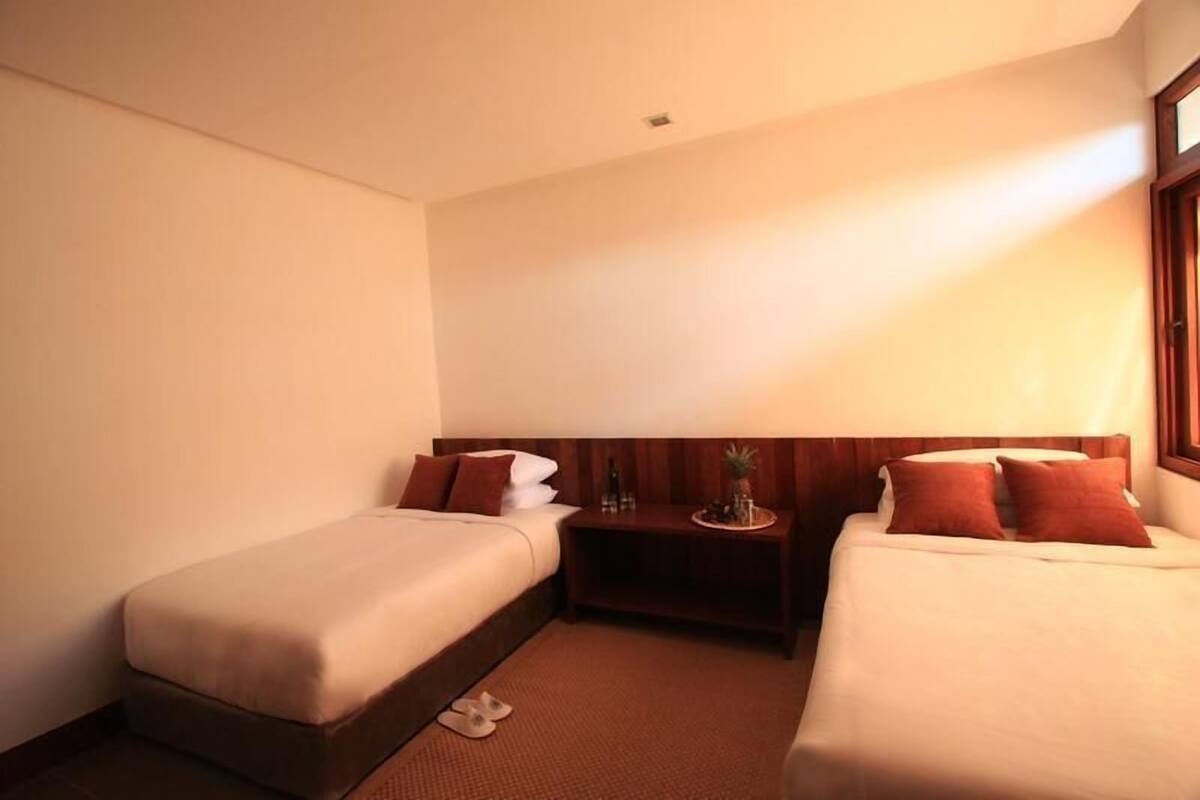 Ropa de cama de alta calidad y caja de seguridad en la habitación