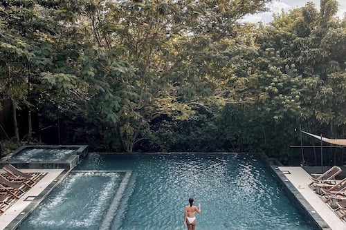 Piscina all'aperto, lettini