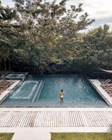 Piscina externa, espreguiçadeiras