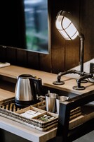 Quarto casal, vista para a piscina (Mara) | Roupas de cama premium, cofres nos quartos, escrivaninha