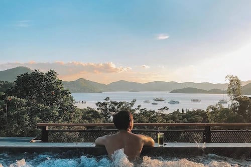 Una piscina al aire libre, tumbonas