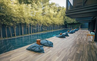 Una piscina al aire libre, sillones reclinables de piscina