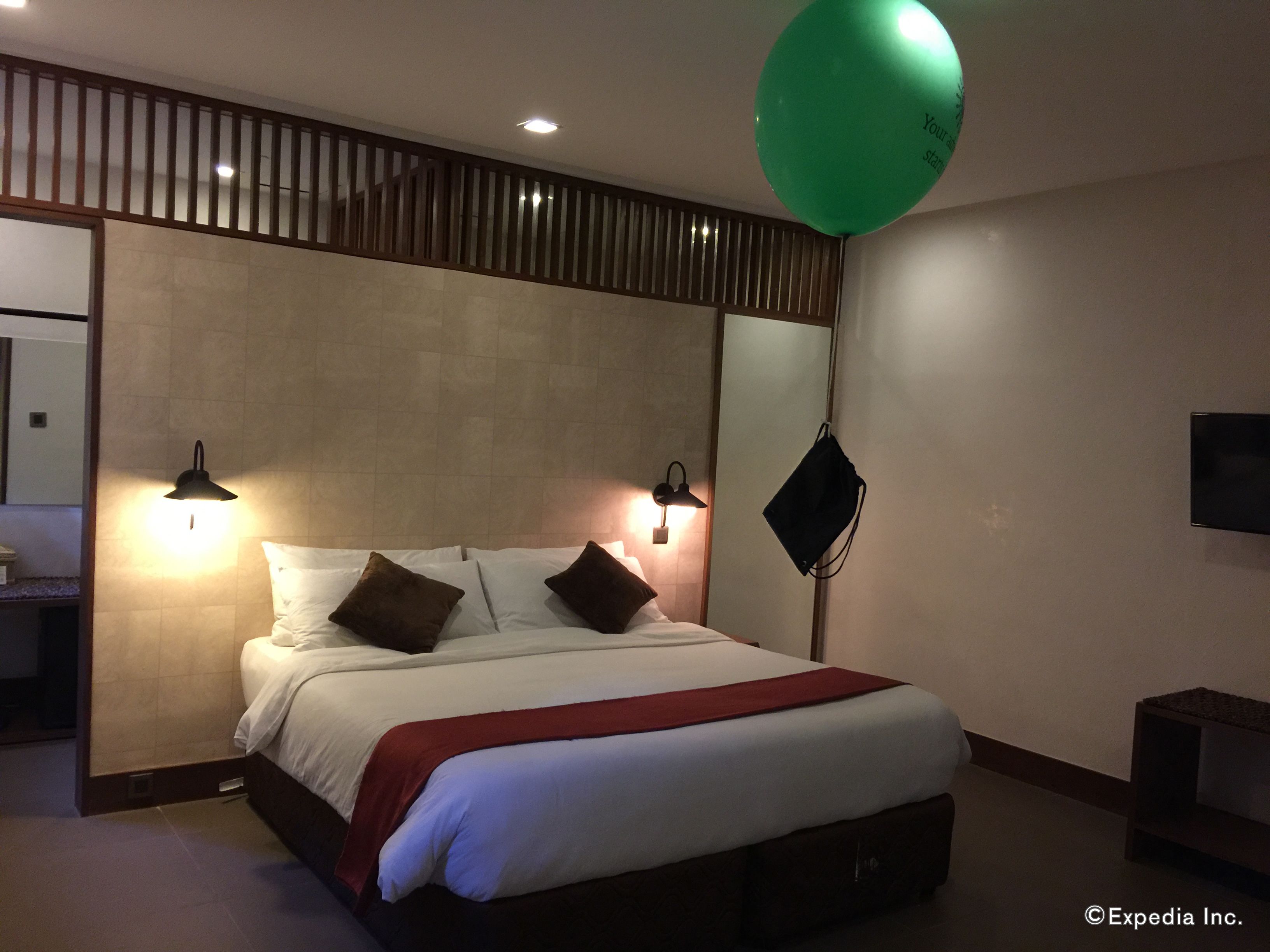 king room | premium bedding, in-room safe, desk, blackout curtains