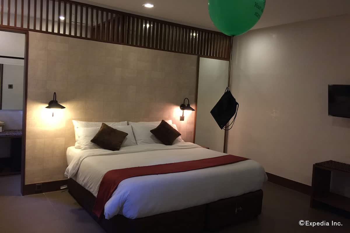 king room | premium bedding, in-room safe, desk, blackout curtains