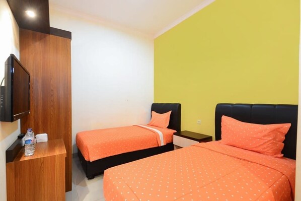 Standard Twin Room | Desk, free WiFi