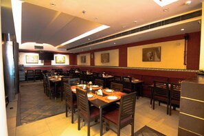 S'hi serveixen esmorzars, dinars, sopars i plats de cuina internacional 