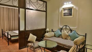 Suite de lujo, 1 habitación, para no fumadores | Área de sala de estar | Televisión LCD