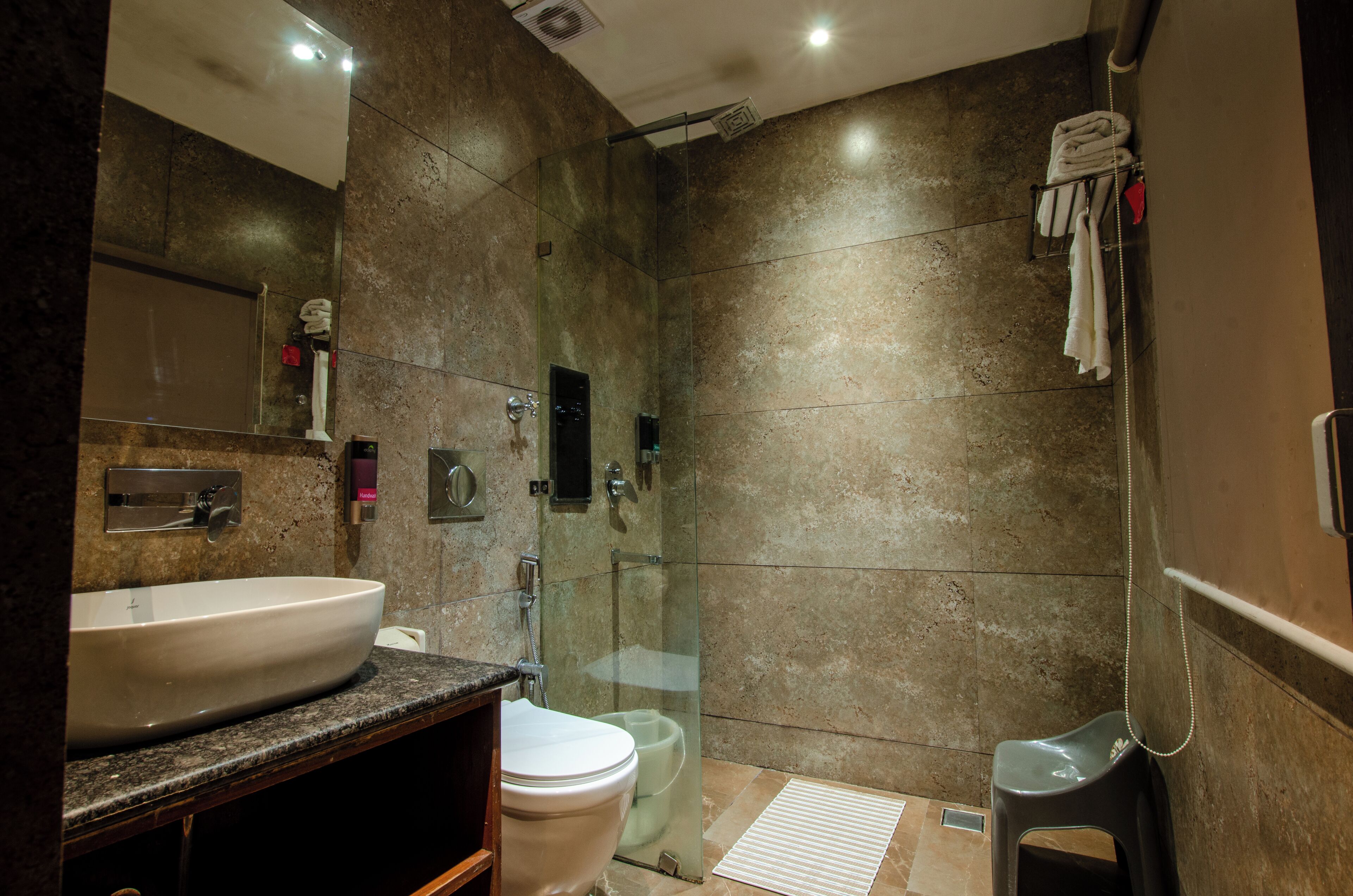 Suite de lujo, 1 habitación, no fumadores | Baño | Ducha, artículos de higiene personal gratuitos y secador de pelo