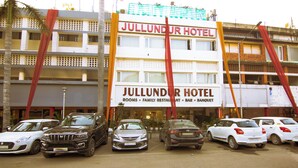 A hotel with a sign reading "JULLUNDUR HOTEL" and mentions rooms, family restaurant, bar, and banquet. - Jullundur Hotel (Chandigarh)