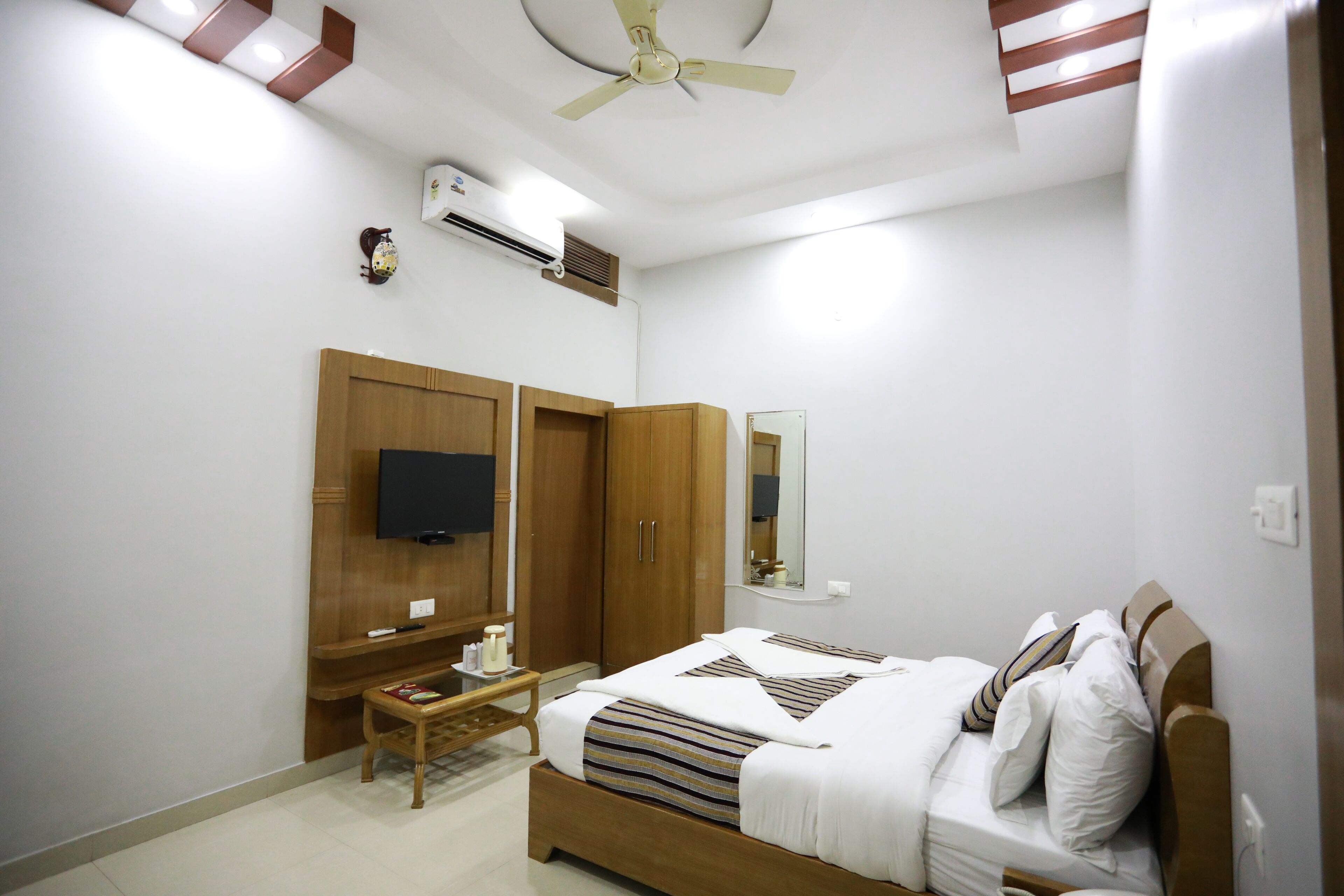 executive room, 1 double bed, non smoking | premium bedding, in-room safe, desk, soundproofing