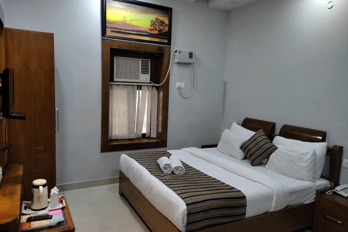 deluxe room, 1 double bed, accessible, non smoking | premium bedding, in-room safe, desk, soundproofing
