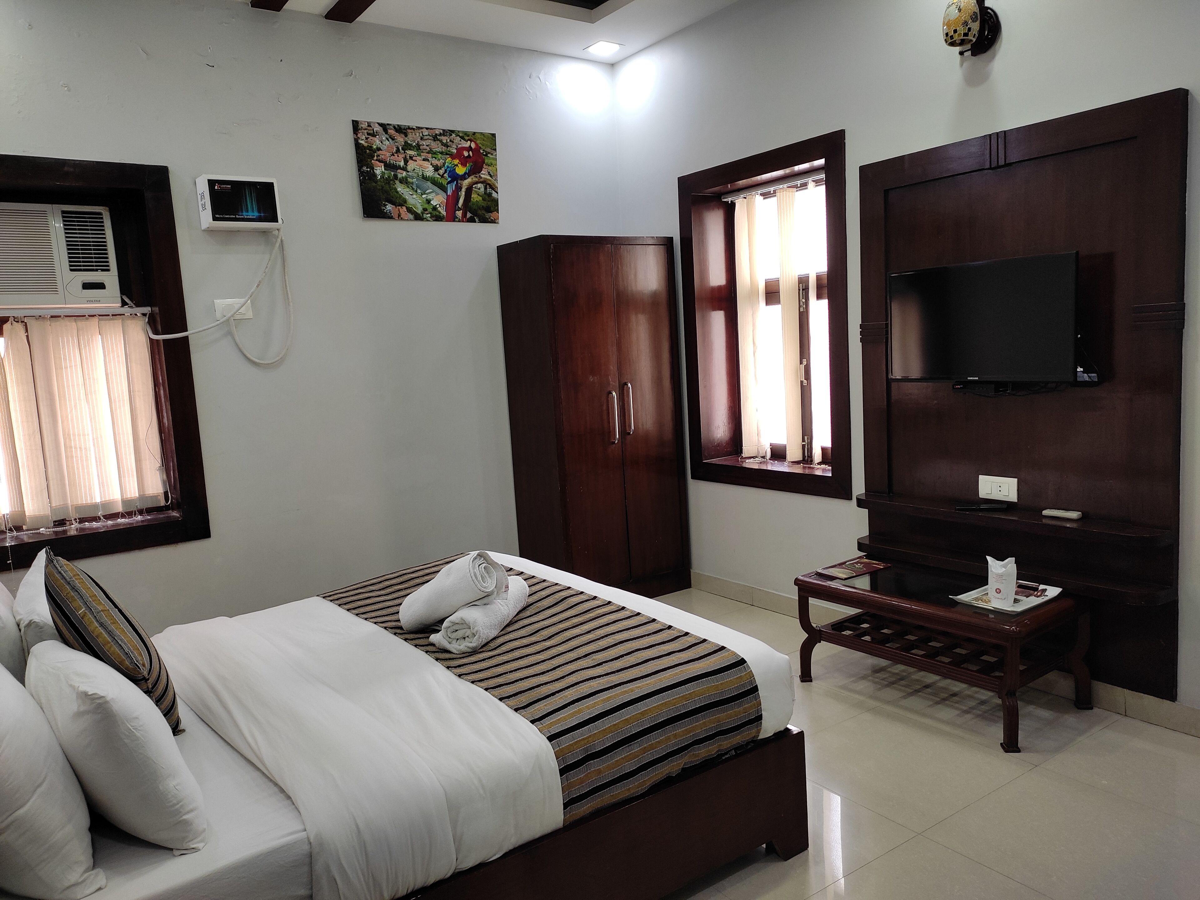 executive room, 1 double bed, non smoking | premium bedding, in-room safe, desk, soundproofing