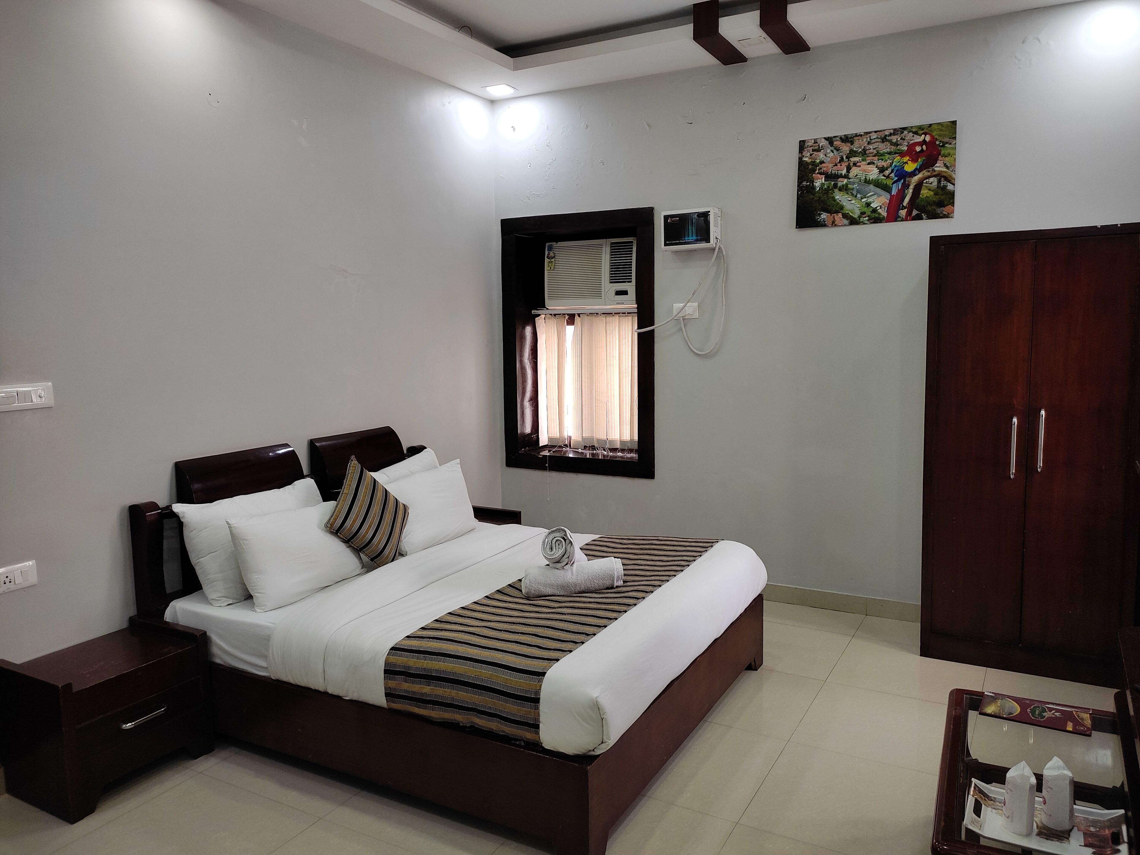 executive room, 1 double bed, non smoking | premium bedding, in-room safe, desk, soundproofing
