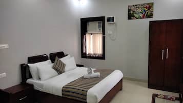 Executive Room, 1 Double Bed, Non Smoking | Premium bedding, in-room safe, desk, soundproofing