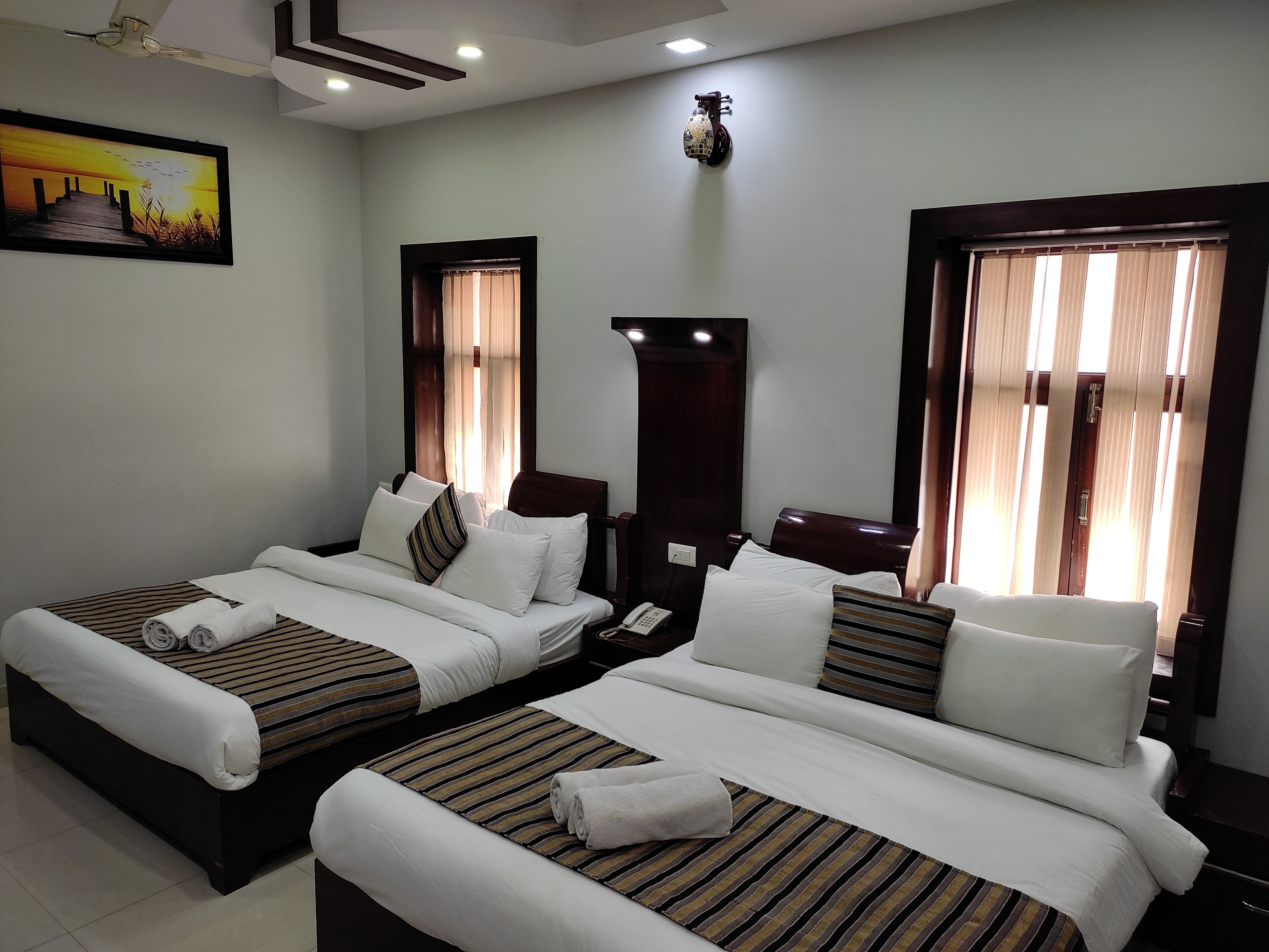 Bộ đồ giường cao cấp, két bảo mật tại phòng, bàn, phòng cách âm 