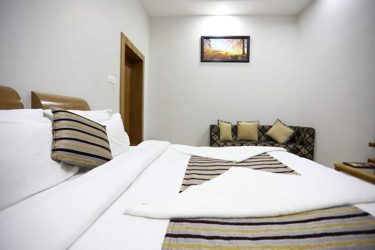 executive room, 1 double bed, non smoking | premium bedding, in-room safe, desk, soundproofing