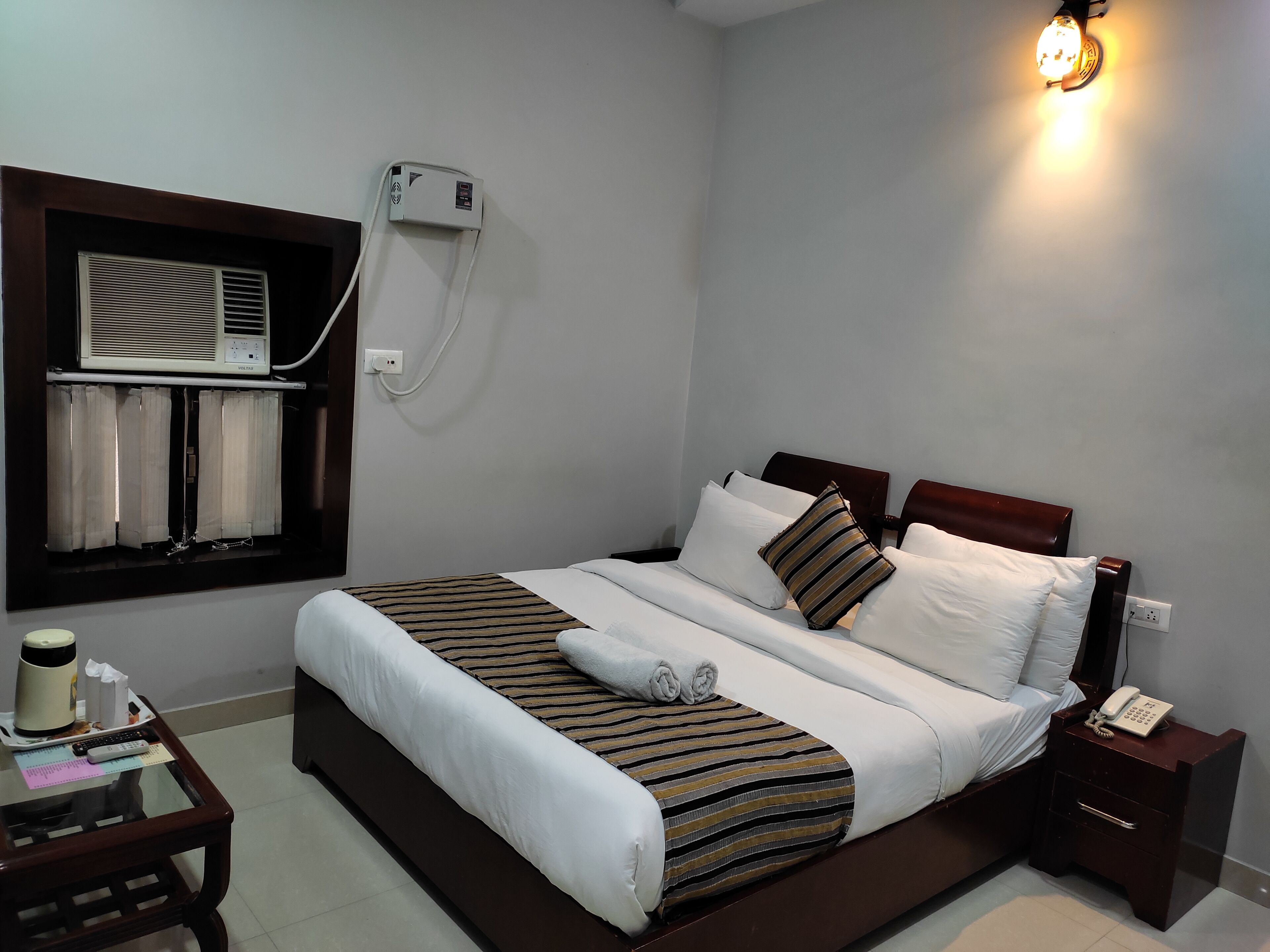 deluxe room, 1 double bed, accessible, non smoking | premium bedding, in-room safe, desk, soundproofing