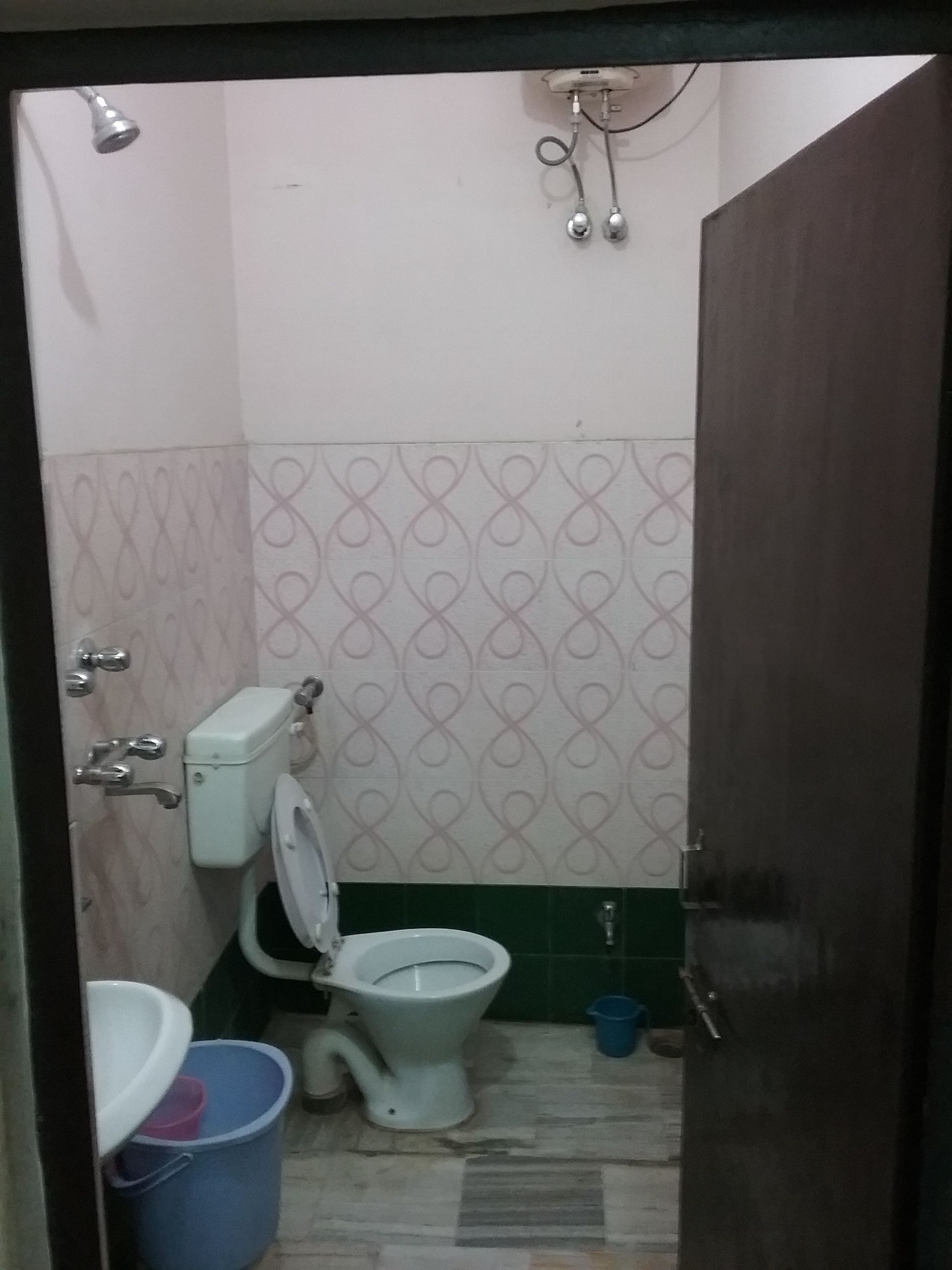 Ein kleines Badezimmer mit Toilette, Waschbecken und Dusche.
