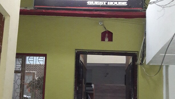 La entrada de una casa de huéspedes con un letrero que dice "BERTH GUEST HOUSE".