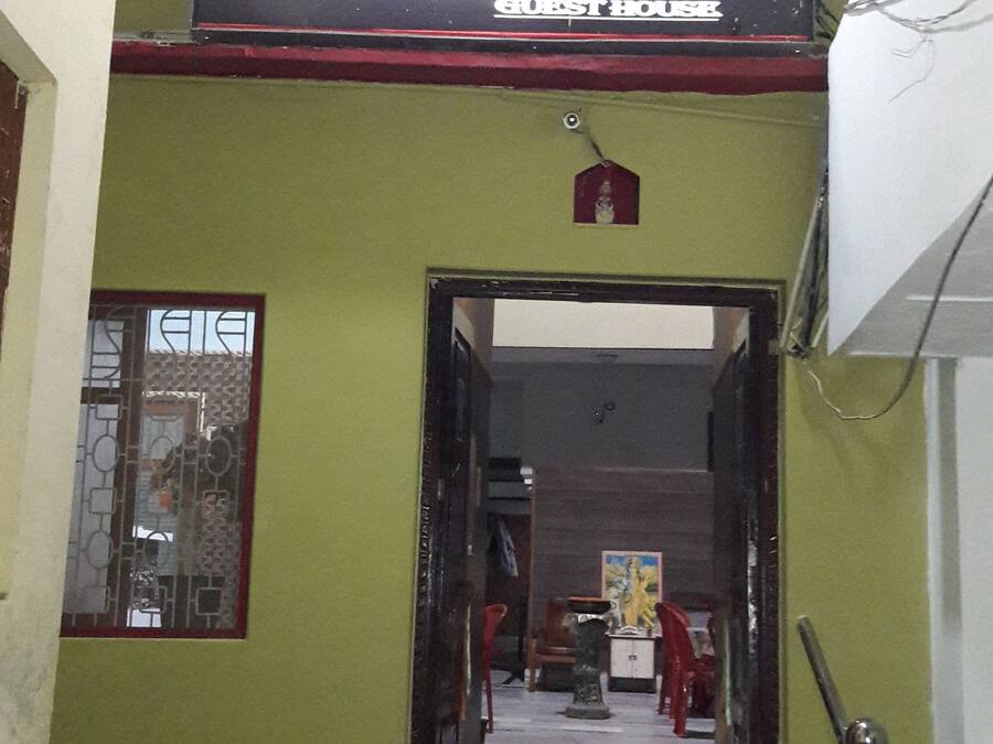 La entrada de una casa de huéspedes con un letrero que dice "BERTH GUEST HOUSE".