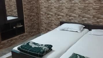 Premium bedding, desk, free WiFi