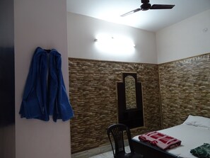 Deluxe Double Room | Premium bedding, desk, free WiFi - Teerth Guest House (Varanasi)