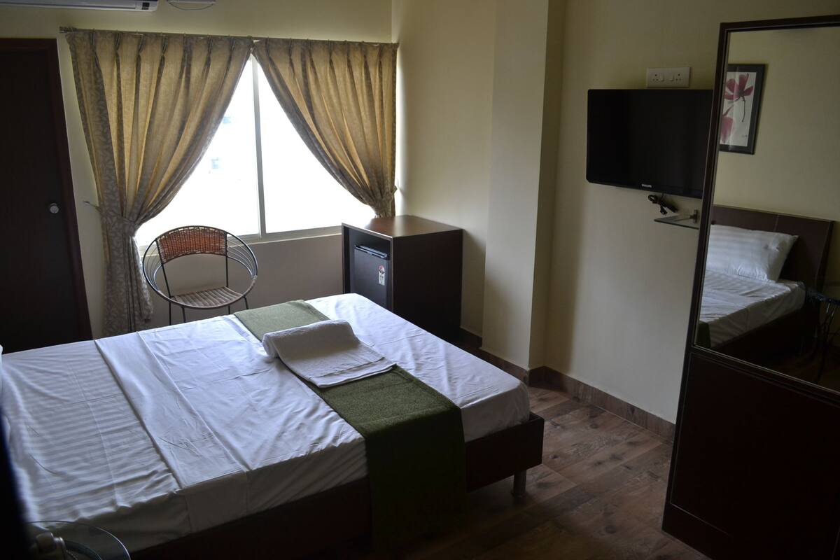 Standard Room, 1 King Bed | Premium bedding, minibar, in-room safe, desk
