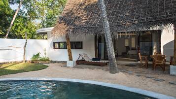 Piscina a l'aire lliure i gandules