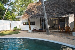 Una piscina al aire libre, tumbonas