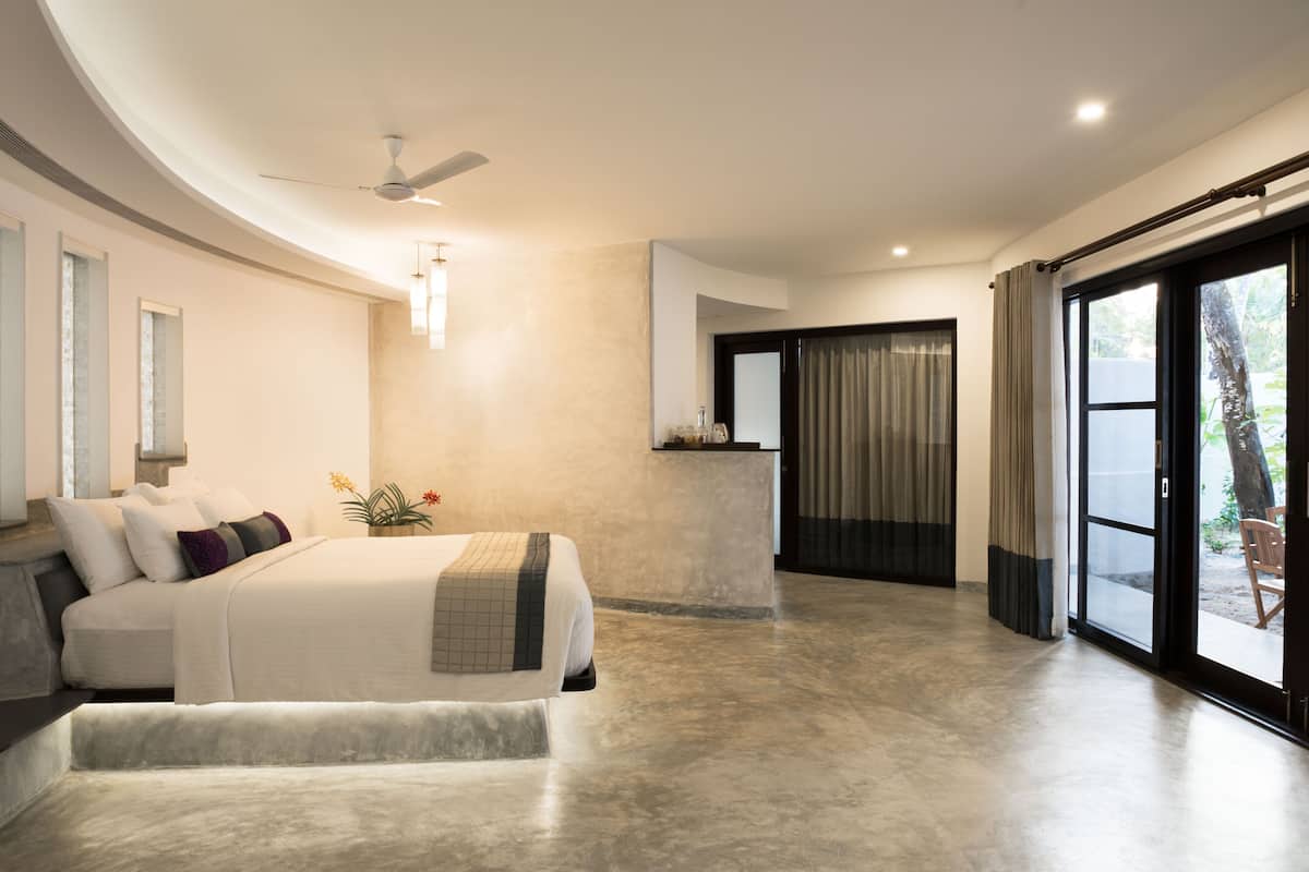 white pearl | 1 bedroom, minibar, in-room safe, desk