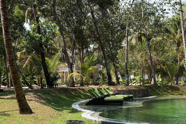 AuĂenpool, LiegestĂŒhle