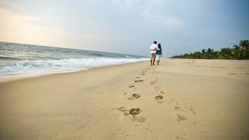 Pantai di sekitar, pasir putih, handuk pantai, dan voli pantai