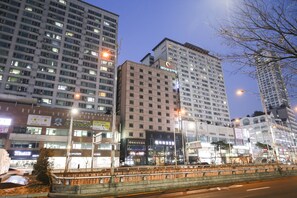 Front of property – evening/night - Themepark Tourist Hotel (Bucheon)