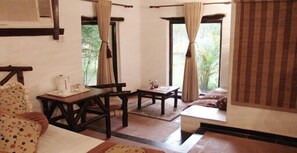 高級寝具、ミニバー、セーフティボックス (室内)、デスク