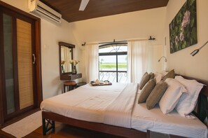Minibar, escritorio y ropa de cama