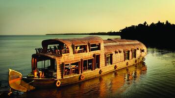 Minibar, escritorio, ropa de cama