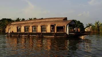 Minibar, escritorio, ropa de cama