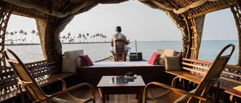 Minibar, escritorio y ropa de cama