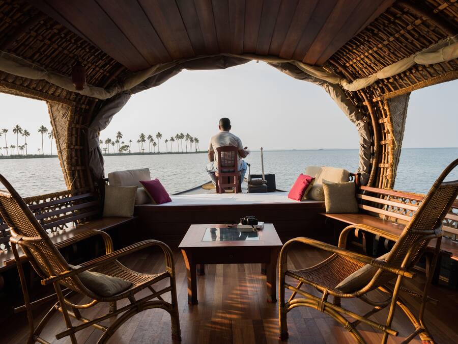 Minibar, escritorio y ropa de cama