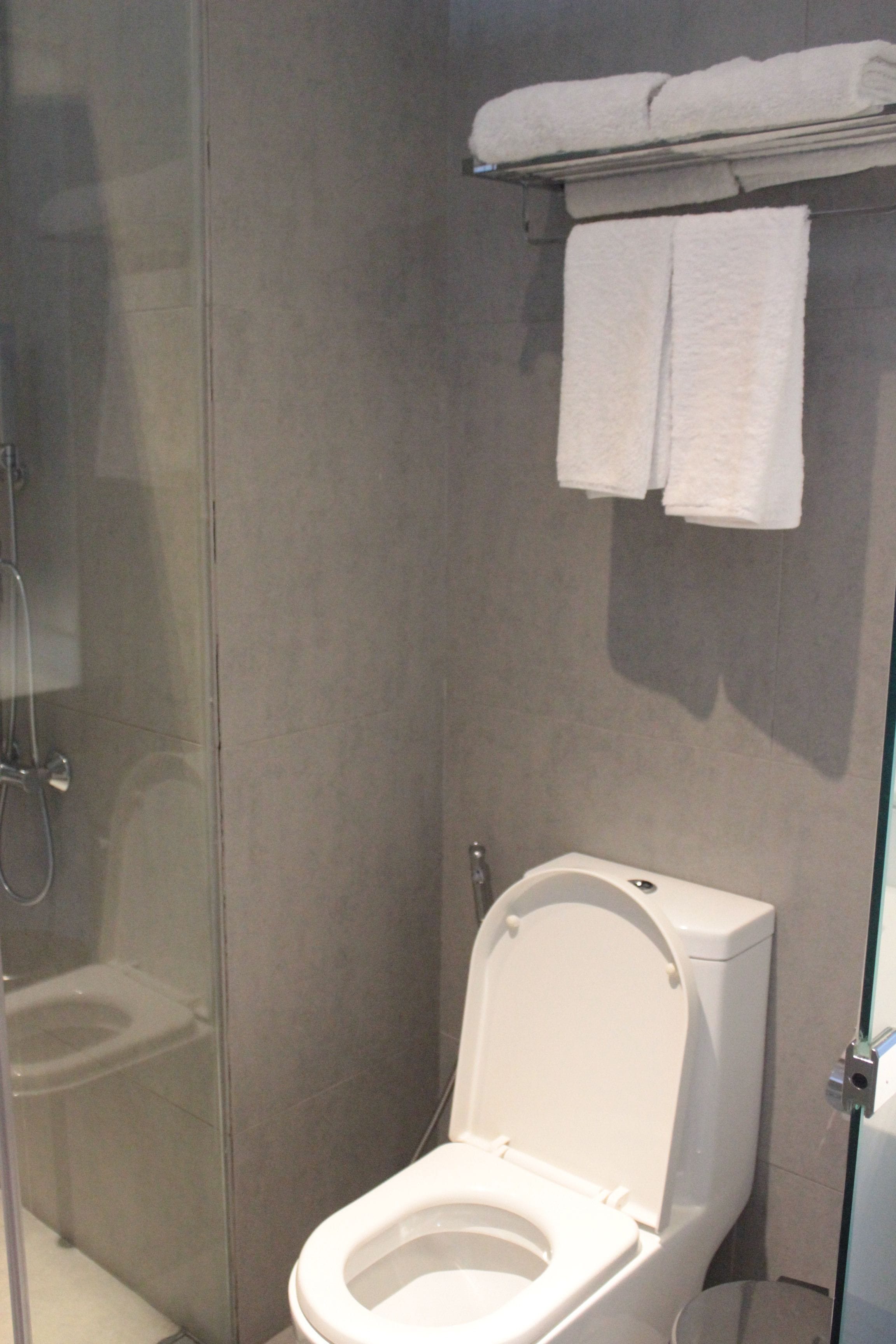 executive twin room | bathroom | shower, rainfall showerhead, free toiletries, hair dryer