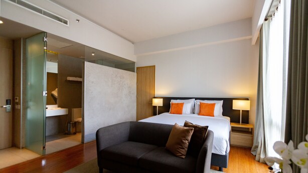 Deluxe Room, 1 Katil Raja (King) | Peralatan tempat tidur premium, bar mini, peti besi dalam bilik, meja 