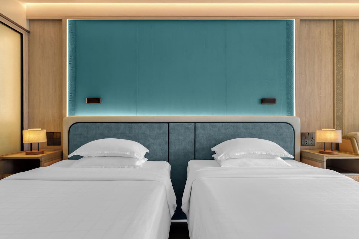 Deluxe Premium Twin | Bộ đồ giường kháng dị ứng, nệm có lớp đệm bông, két bảo mật tại phòng 